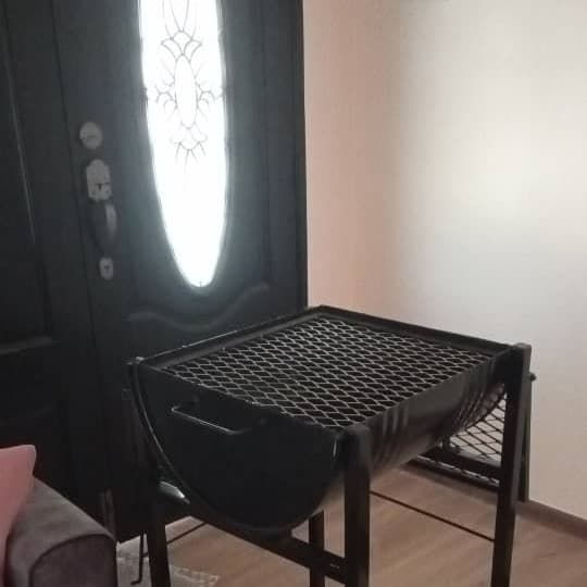 Area BBQ lengkap dengan grill dan meja untuk keluarga di homestay Tuah Cemerlang