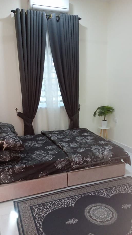 Bilik tidur kedua dengan katil single dan kemudahan lengkap di homestay murah Kedah