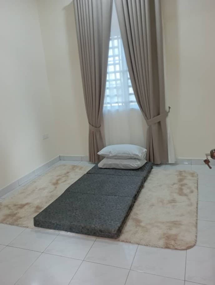 Bilik tidur ketiga yang selesa dengan pemandangan sawah padi di homestay kampung Kedah